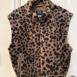 A&F YPB neoWARM Leopard Print Vest